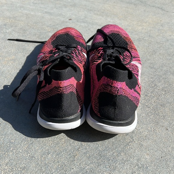 Womens Nike Flyknit Pink and Black size 8.5 - Picture 4 of 4